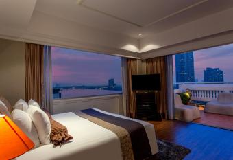 Ramada Plaza by Wyndham Bangkok Menam Riverside has rooms with a private hot tub