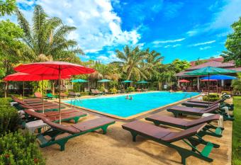 Lanta Klong Nin Beach Resort has Balcony rooms