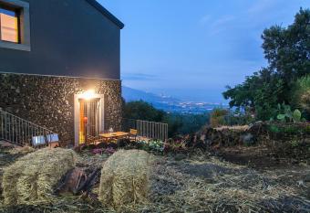EcoAgriturismo Notti Stellate Etna Mare has Balcony rooms
