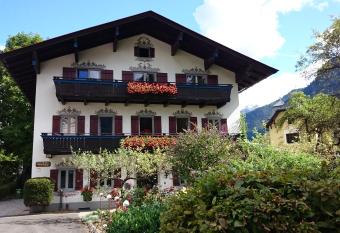 Haus Edelweiss has Balcony rooms