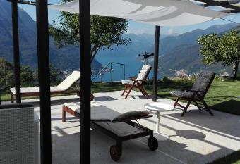 Essentia Guest House has rooms with a private hot tub