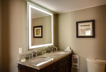 Holiday Inn Sudbury By IHG has rooms with a private hot tub