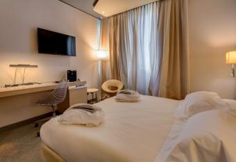 Best Western Plus Hotel Expo has rooms with a private hot tub