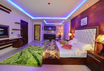 P Quattro Relax Hotel has rooms with a private hot tub