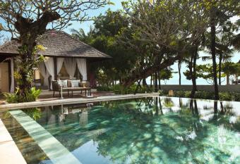 The Royal Santrian has rooms with a private hot tub