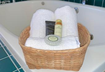 Carlin's Cottage Court has rooms with a private hot tub