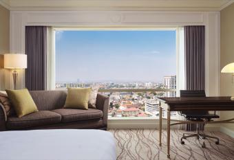 JW Marriott Hotel Surabaya has rooms with a private hot tub