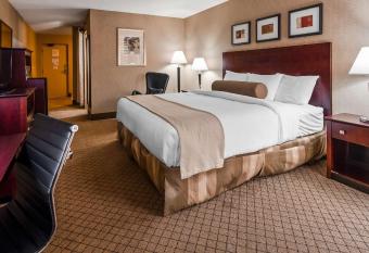 Best Western Plus York Hotel & Conference Center has rooms with a private hot tub