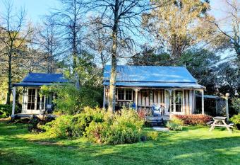 Bumblebee Cottage has Balcony rooms