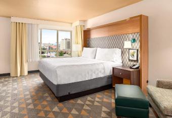 Holiday Inn Yakima has rooms with a private hot tub