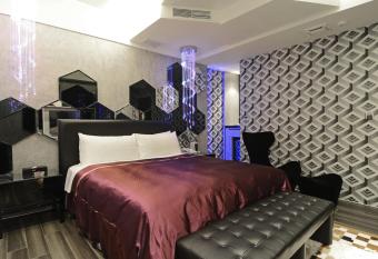 M Hotel has rooms with a private hot tub