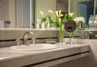 Feir s Park Hotel & Rooftop has rooms with a private hot tub