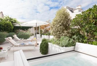 Le Bristol Paris - an Oetker Collection Hotel has rooms with a private hot tub