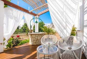 Hotel Abril 37 allows 18 year olds to book a room