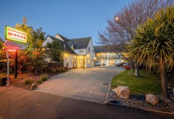 Kings Gate Motel allows 18 year olds to book a room