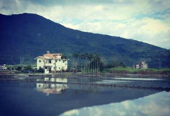 Home-Link B&B has Balcony rooms