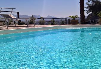 Estuario rooms allows 18 year olds to book a room