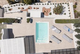 Diadema Villa allows 18 year olds to book a room