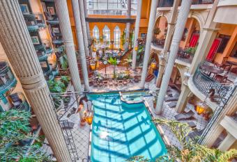 Hotel Plaza Quebec allows 18 year olds to book a room