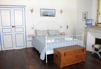 L Enclos des Jacobins has Balcony rooms