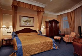 Festa Winter Palace Hotel has rooms with a private hot tub