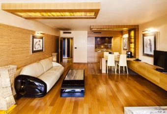 Hotel Anel has rooms with a private hot tub