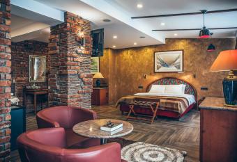 Hotel Super 8 has rooms with a private hot tub