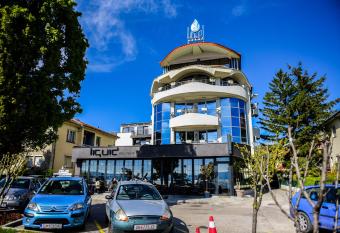 SU Hotel allows 18 year olds to book a room