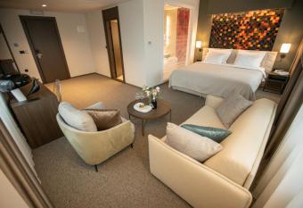 The Hunter s Lodge Kamnik has rooms with a private hot tub