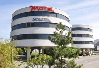 MOTEL ARBOTEL 24h self check-in allows 18 year olds to book a room