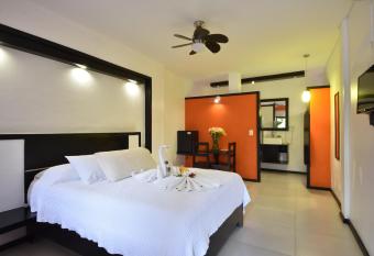 Hotel Beach Energy 5th Av has rooms with a private hot tub