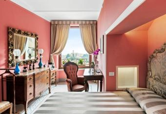 Residenza d Epoca Palazzo Borghesi allows 18 year olds to book a room