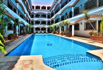 Hotel Colonial Playa del Carmen allows 18 year olds to book a room