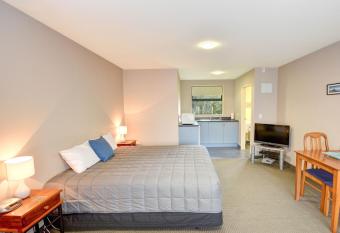 Bonnie Knights Motel Mosgiel has rooms with a private hot tub