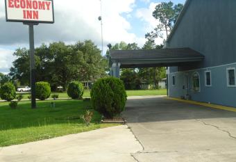 Super 6 Inn allows 18 year olds to book a room