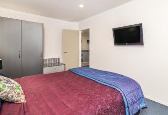 Oak Estate Motor Lodge has Balcony rooms