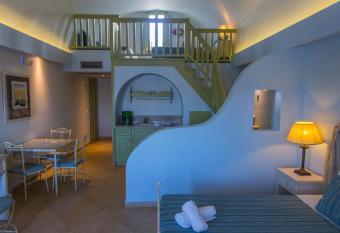Anassa Deluxe Suites has rooms with a private hot tub