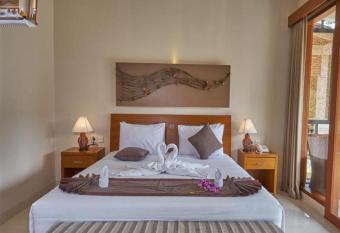 Desak Putu Putera Cottages has rooms with a private hot tub