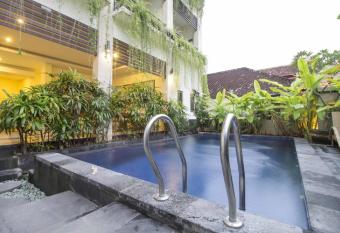 RedDoorz at Benesari 2 Legian has Balcony rooms