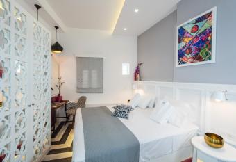 Elia Portou Due has rooms with a private hot tub