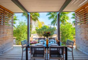 R  sidence Saint Pierre allows 18 year olds to book a room