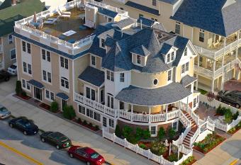 Atlantis Inn Hotel has rooms with a private hot tub