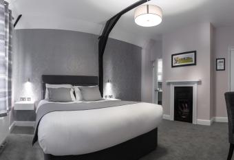 Qudos allows 18 year olds to book a room