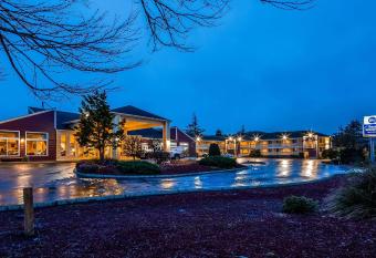 Best Western Salbasgeon Inn & Suites of Reedsport has rooms with a private hot tub