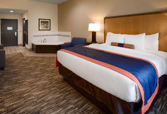 Best Western Plus Ardmore Inn & Suites has rooms with a private hot tub