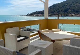 Maison Del Magra has Balcony rooms