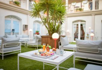 H  tel La Jet  e allows 18 year olds to book a room