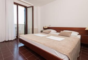 Hotel Zenit Neum allows 18 year olds to book a room