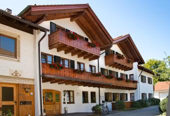 Hotel garni Sterff allows 18 year olds to book a room