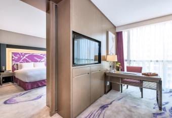 Novotel Xi an SCPG has rooms with a private hot tub